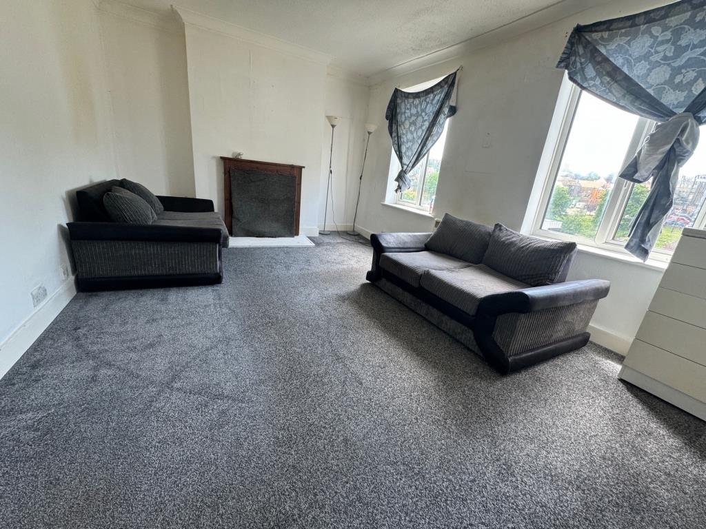 Lot: 46 - TWO-BEDROOM MAISONETTE FOR IMPROVEMENT - Living room